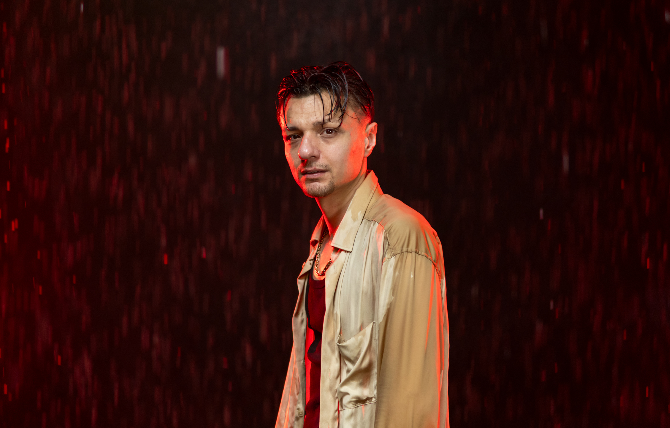 ErwinOficjalnie prezentuje premierę singla „Daj mi dłoń”. Wokalista z programu Disco Star pokazuje swój potencjał