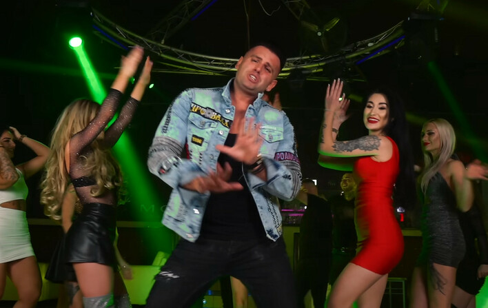 Wielki sukces utworu disco polo „Piąta nad ranem”. Uwielbiany wokalista Extazy otwiera szampana!