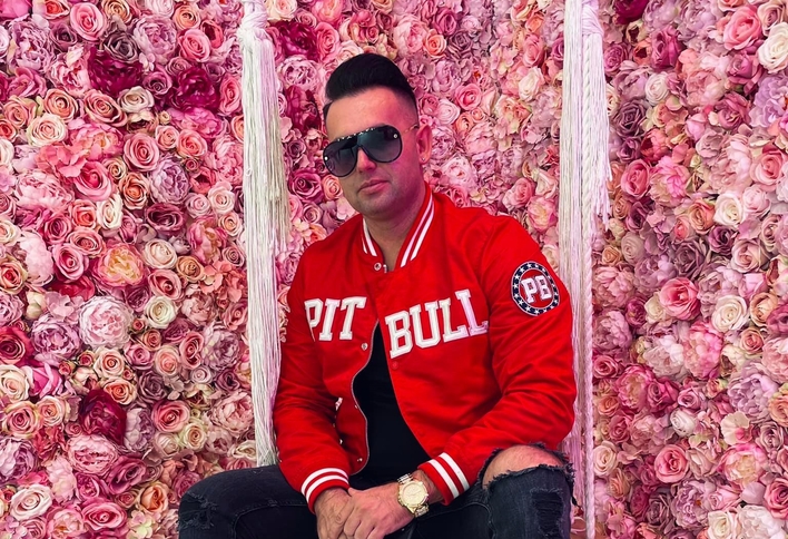 Gwiazdor disco polo śpiewa o popularnym lizaku?! Zobaczcie materiał zza kulis nowej produkcji! 