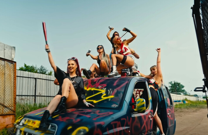 Extazy z premierą „Przez Nią (Summer Party)” – wakacyjny klimat i nieoczekiwane problemy
