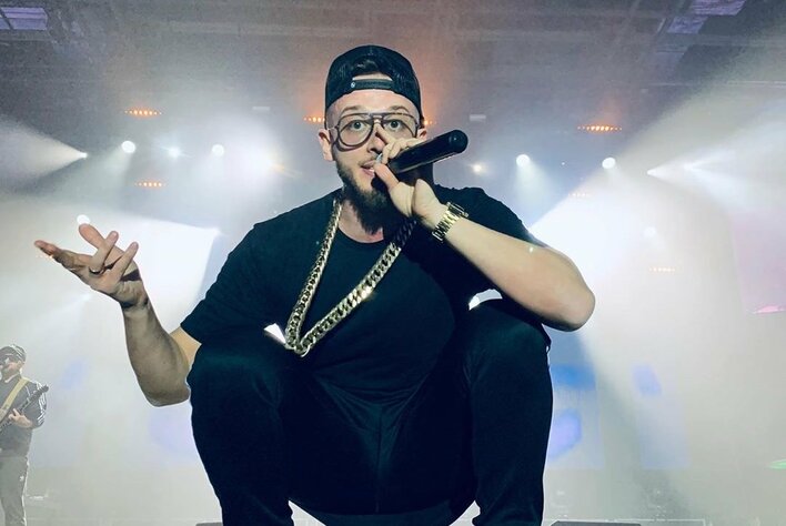 Fani disco polo wtargnęli na scenę podczas koncertu! Nagranie trafiło do sieci! 