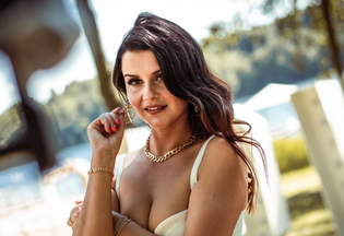 Fani oniemieli! Iness w zmysłowej odsłonie prezentuje odważny dekolt