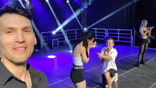 Fanka disco polo zaskoczona na scenie! Oświadczyny podczas koncertu zespołu Bayera poruszyły tłumy | VIDEO