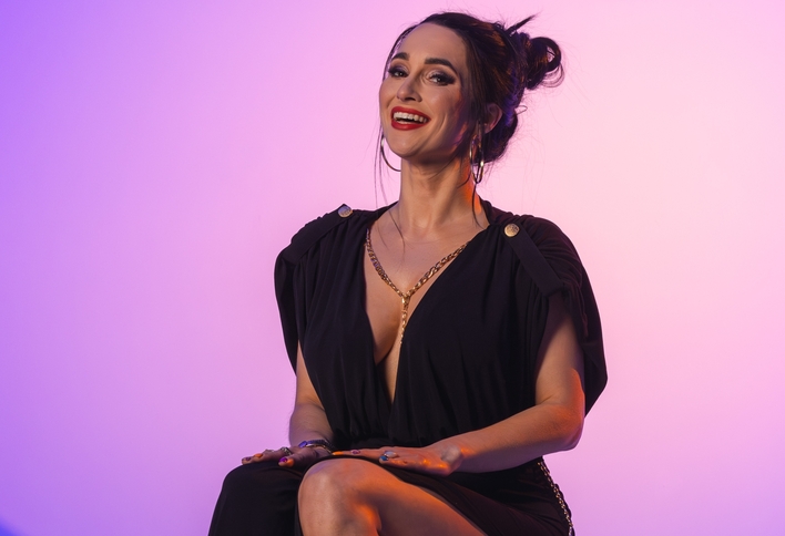 Fanom aż zaparło dech w piersiach! Zmysłowe i ponętne zdjęcia gwiazdy disco polo! Emila Sanecka Daj To Głośniej głębokim dekoltem zachwyca