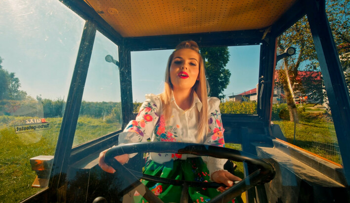 Folk Lady z nowym energetycznym hitem! Sprawdź, czym zaskoczyła fanów w teledysku do ”Na sianie”!
