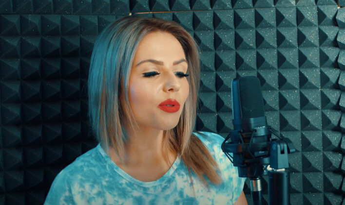 Folk Lady zaśpiewał utwór pt. „Schodki nad Wisłą„! Posłuchajcie damską wersję tego wielkiego hitu disco polo