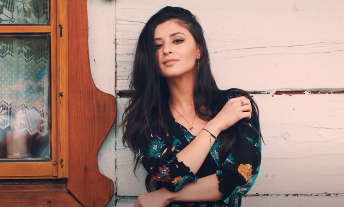 Zdolna wokalistka disco polo postawiła na folkowe brzmienie! Skorusa przebojem ”Dałabym Tobie” zdeklasuje konkurencje?!