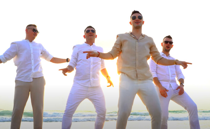 Formacja Playboys z wakacyjną premierą pt. „Bahamy, Morze, Miami„ zaprasza fanów w gorącą podróż! Fani „Brzmienie jak ze starej kasety„!