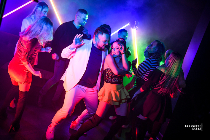 Genialna premiera w świecie disco polo: „Po nocach szlocha„ od zespołów Explozja i O to Chodzi! Stworzyli muzyczny sztos?!