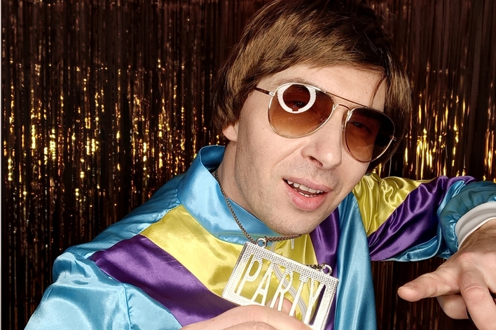 Znany gwiazdor disco polo Gesek postawił na lata ”80! Stary trabant i kasety VHS zagwarantują mu sukces?! 