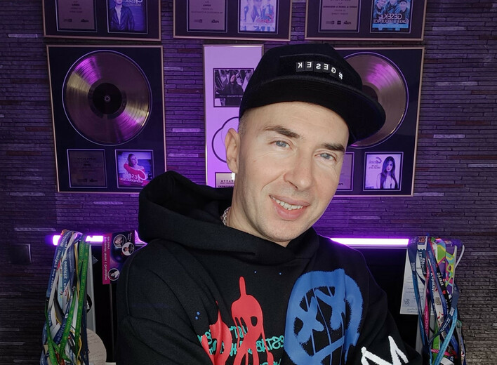 Uwielbiany gwiazdor disco polo zaskakuje fanów! Nowe klipy powstaną w Bułgarii. Co szykuje Gesek?! 