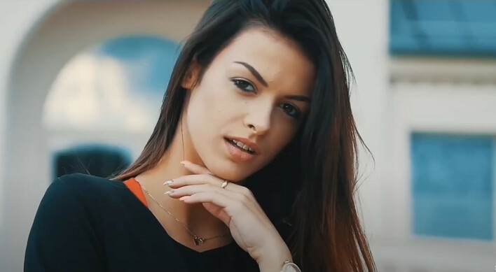 Gesek zaskakuje! Retro wersja „Daj mi swoje usta” zachwyca fanów disco polo
