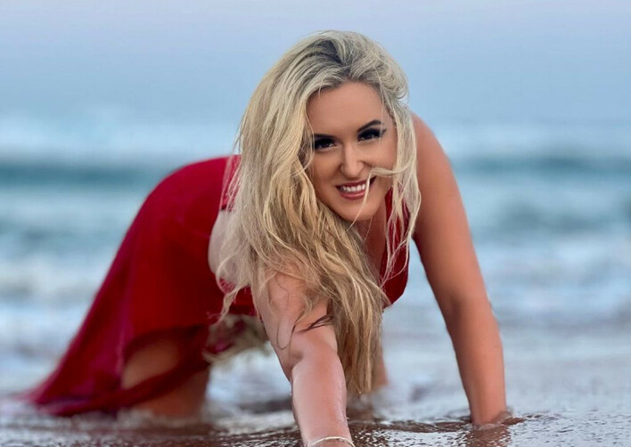 Głęboki dekolt na pierwszym planie. Gwiazda disco polo zachwyca!