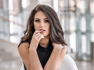 Mega fotki przepięknej artystki disco polo! Uwagę skupia jej skąpa bluzka i bardzo długie nogi! 