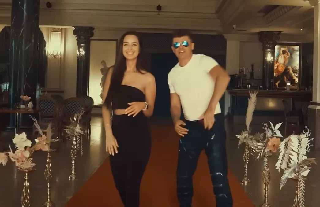 Gorąca i kontrowersyjna premiera: Tomasz Niecik ft Zwariowany Braderek - „Masz wilgotne usta!„

