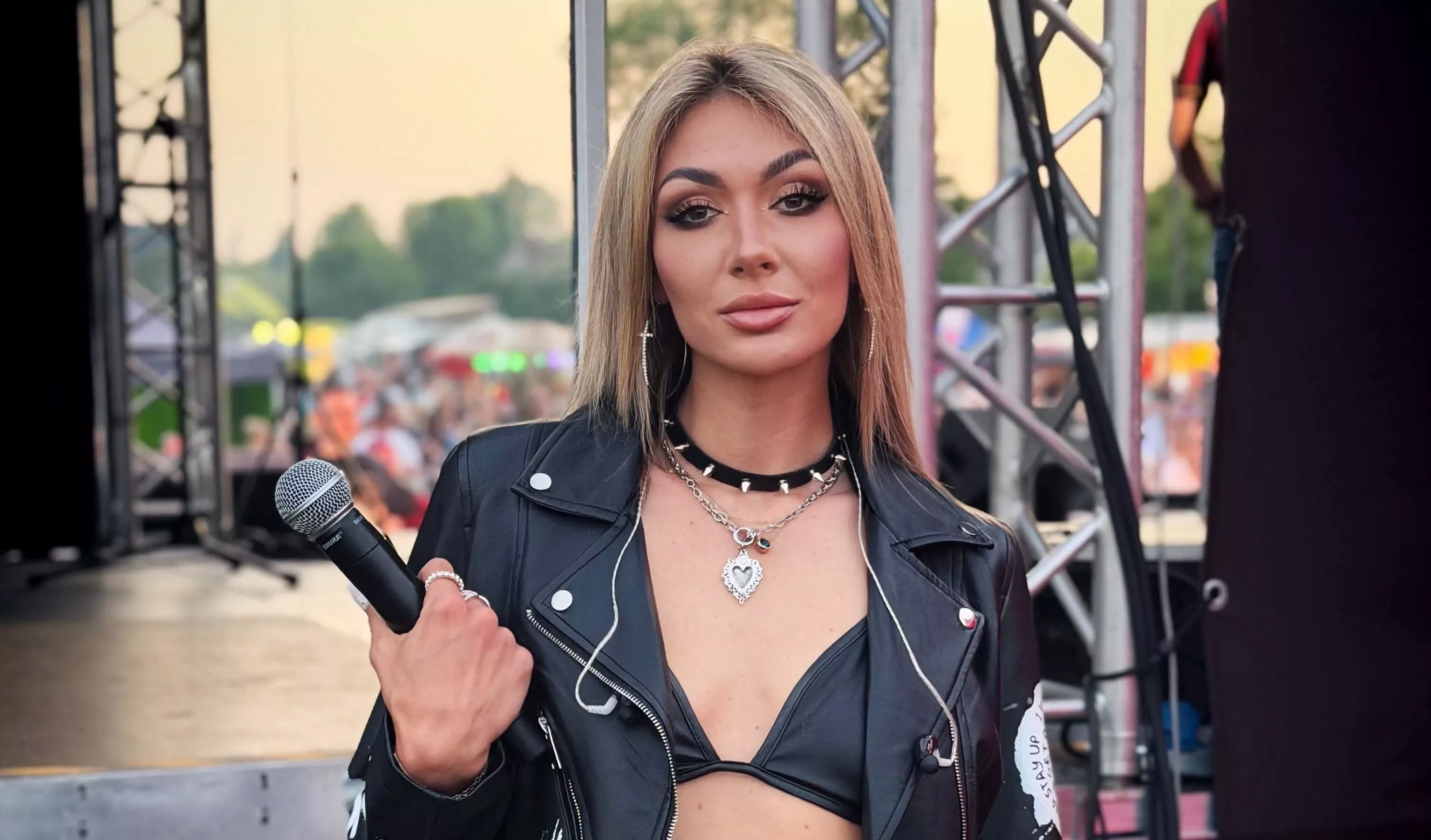 Gorąca Małgorzata Główka z CamaSutry tuż przed występem. Skóra, ćwieki i głęboki dekolt liderki disco polo