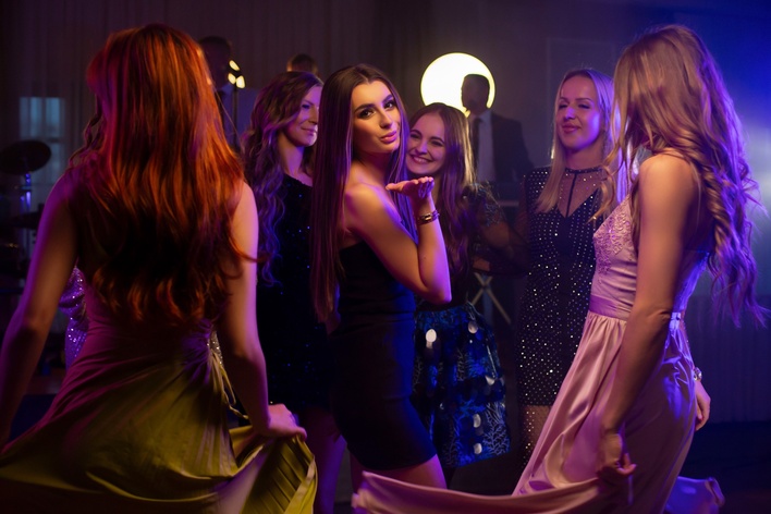 Gorąca premiera „Całuj Całuj” zespołu „To jest To” podbija serca fanów disco polo!
