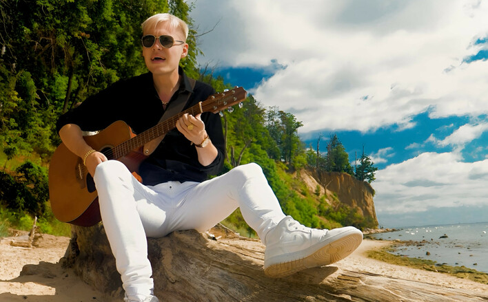 Gorąca Premiera: DiscoPrince w Letnim Hicie „Lato Lato”!
