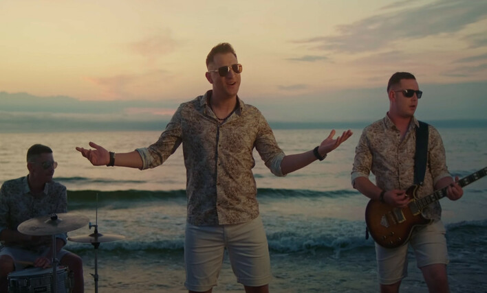 Gorąca Premiera: Eratox Zaskakuje Nowym Hitem „Jej Niebieskie Oczy„
