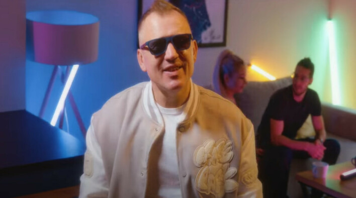 Gorąca premiera! Gwiazdor disco polo odświeżył hit pt. „Jedna z gwiazd„! Posłuchajcie jak wyszło!