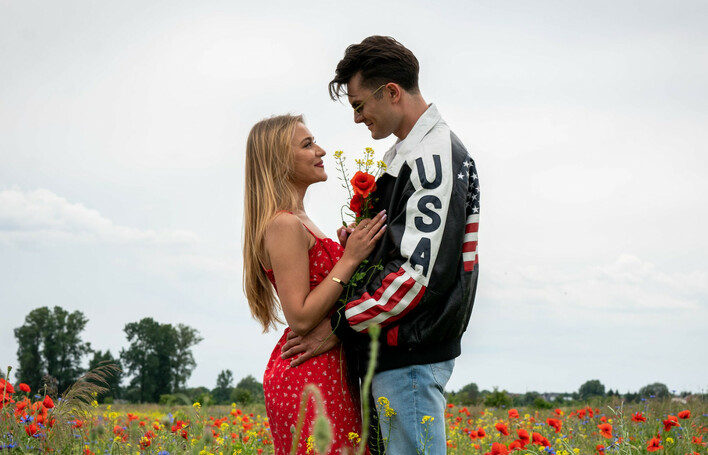 Gorąca premiera! Konkret przenosi nas do lat 90. z nowym hitem „Marzę i śnię„
