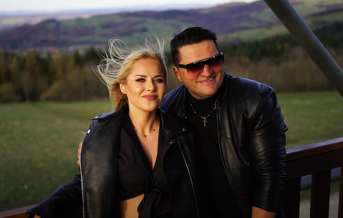 Gorąca premiera: Kordian „Jeszcze raz„! Przepiękna blondynka u boku gwiazdora disco polo