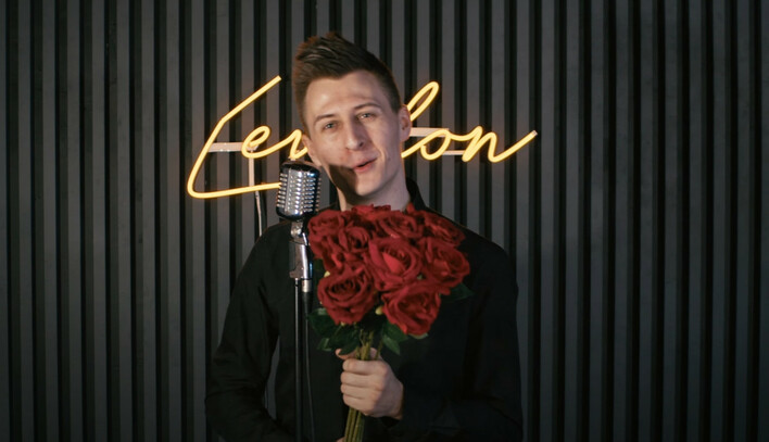 Gorąca premiera od Carmelovi! Kamil Rzeźniczak nagrał cover wielkiego hitu „Bukiet róż„ w akustycznej wersji!