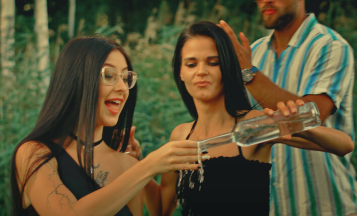 Gorąca premiera „Zimna Wódeczka„ Bartosza Jagielskiego - Letni Hit Gotowy na Imprezy!