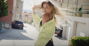 Kuszące kadry w teledysku disco polo! Czy zapewnią rozgłos i popularność zespołowi?!