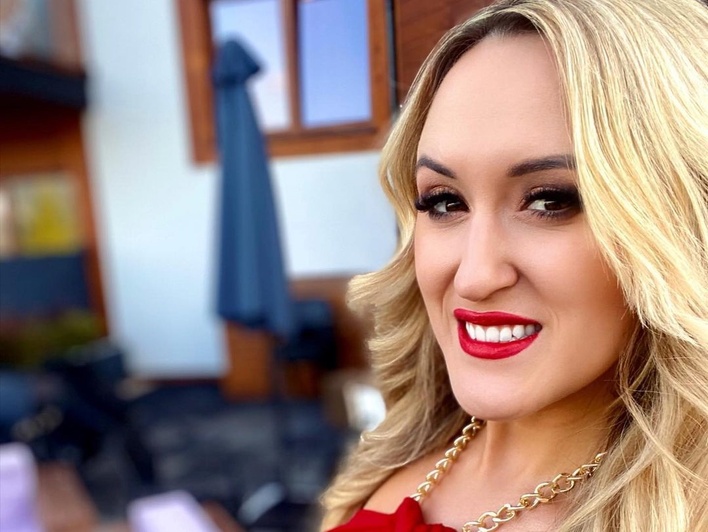 Gorąca sesja ślicznej gwiazdy disco polo rozpala zmysły fanów! W sieci już dawno nie było tak gorąco! 