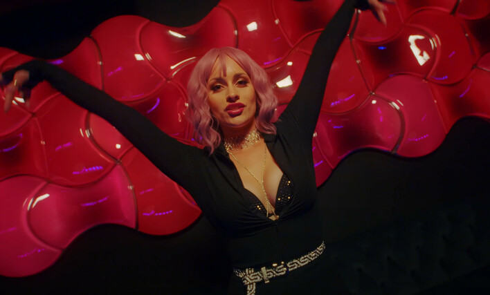 „Gorące fale„: Odważna premiera latino od Megi! Przełom w polskiej muzyce disco polo!