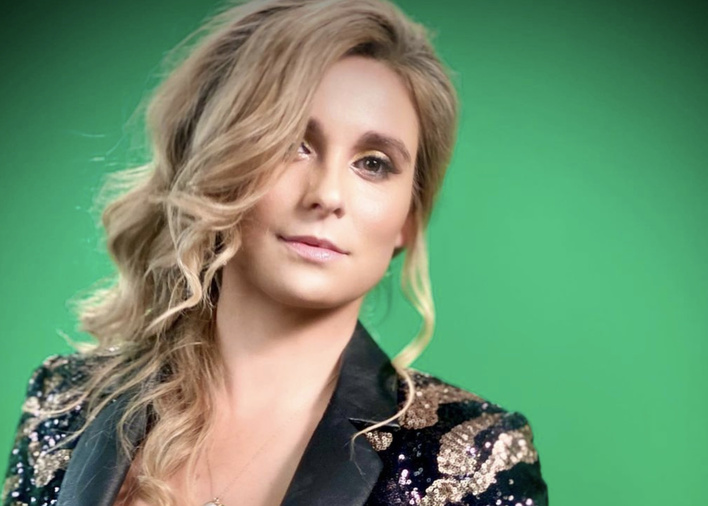 Gorące zdjęcia Magdaleny Kajrowicz! Żona Sławomira zachwyca głębokim dekoltem! [ZDJĘCIA]