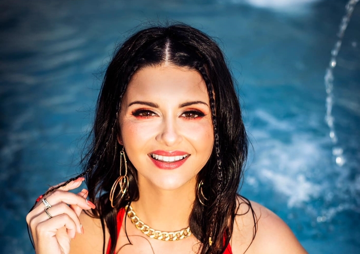 Znana wokalistka disco polo gwiazdą mokrego podkoszulka?! To ujęcie podbija internet! 