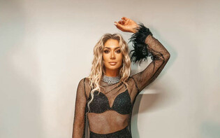 Gorące zdjęcie Małgorzaty Główki w przezroczystej stylizacji robi furorę w sieci! Zobacz, jak ta piękna gwiazda disco polo kusi!