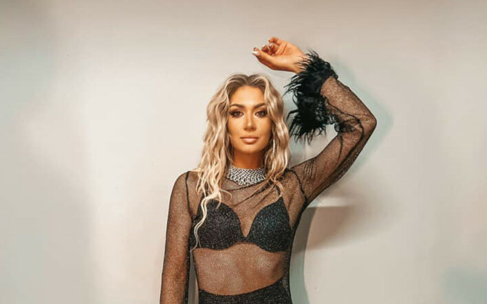 Gorące zdjęcie Małgorzaty Główki w przezroczystej stylizacji robi furorę w sieci! Zobacz, jak ta piękna gwiazda disco polo kusi!