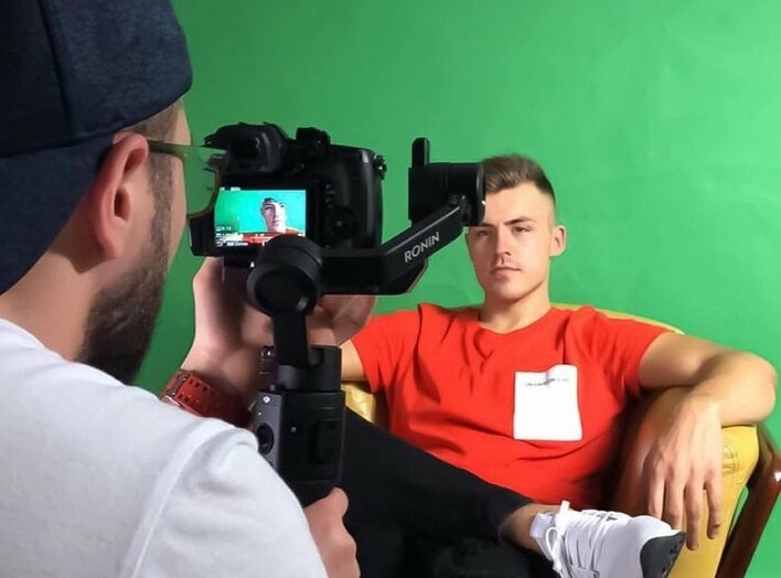 Wokalista porzuci disco polo? Kontrowersyjna nowość „Turystyka” trafiła do sieci!