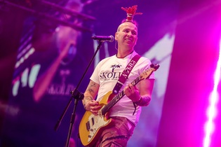 Groźby śmierci i zdewastowane auto. Luxon opisał dramatyczny atak podczas powrotu z koncertu