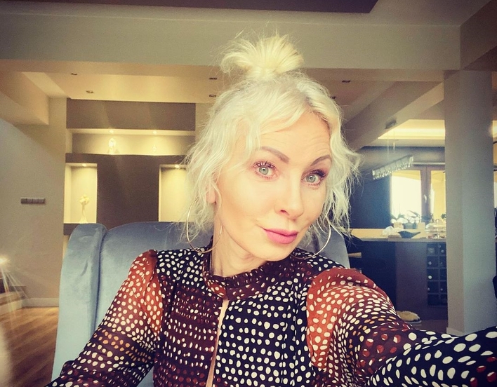 Gwiazda disco polo bez makijażu w świątecznej scenerii. Zdumiewający kadr trafił do sieci.