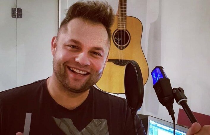 Gwiazda disco polo dba o patriotyzm swoich pociech | VIDEO