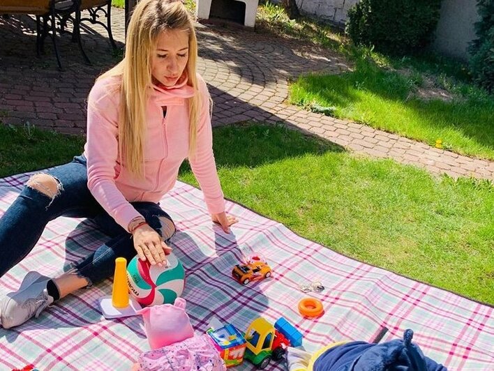 Gwiazda disco polo dokarmia zwierzęta! Tak wokalistka spędza czas podczas pandemii!