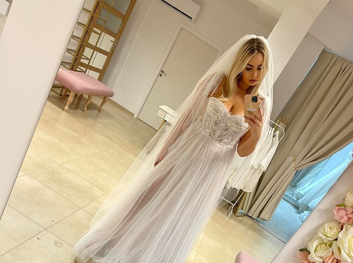 Znana gwiazda disco polo na przymiarkach sukni ślubnej! Wygląda spektakularnie! Paula Karpowicz wybrała tę jedyną?! 