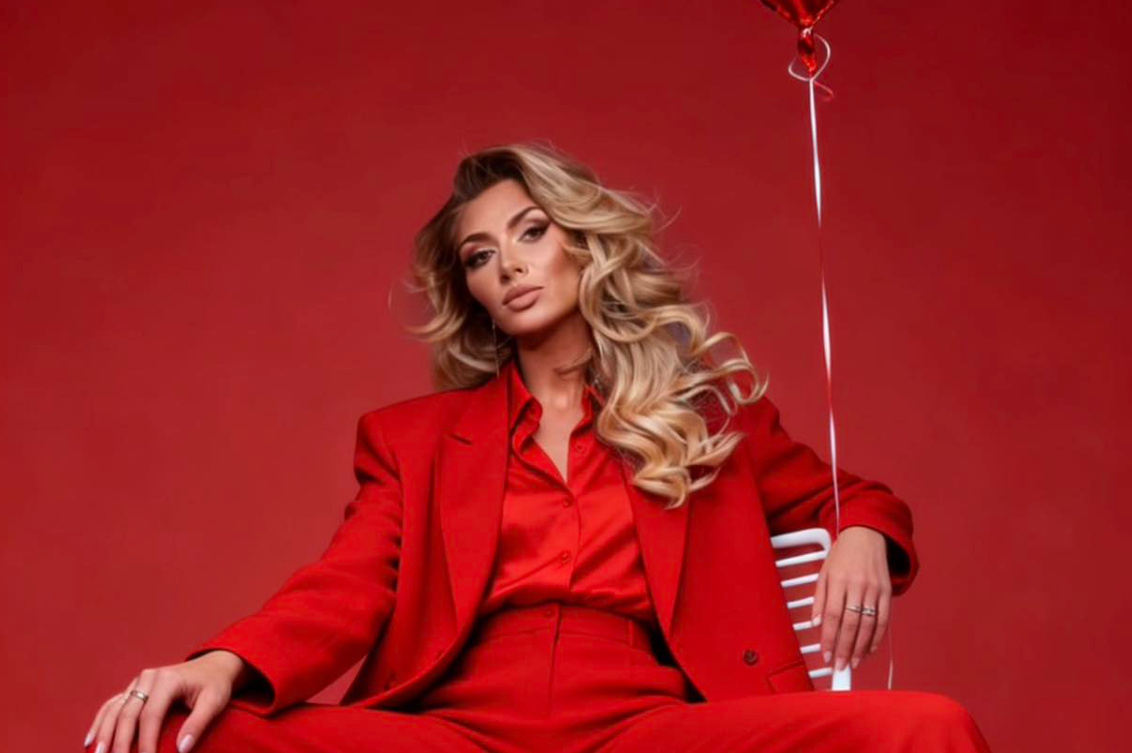 Gwiazda disco polo Małgorzata Główka w czerwonym garniturze na walentynki. Wygląda obłędnie! 