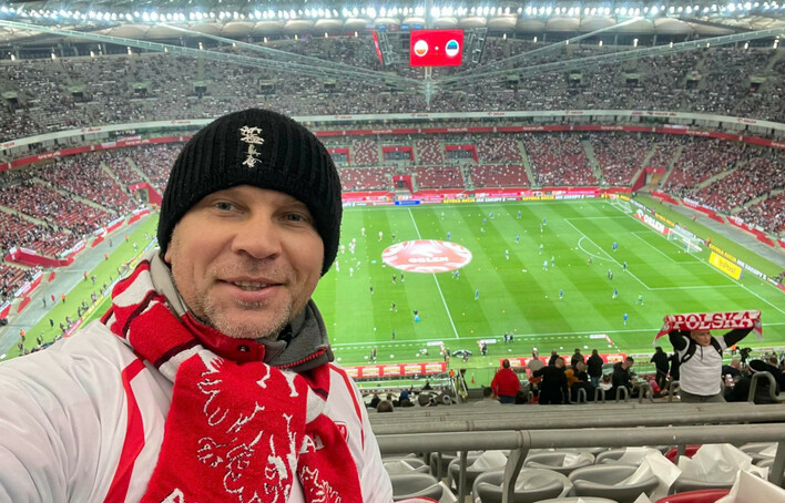 Gwiazda disco polo na meczu Polska - Estonia. Ojcowski wyjazd na mecz