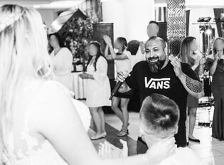 Gwiazda disco polo na weselu! "To było coś wyjątkowego! Wszystkie dziewczyny oszalały!" | VIDEO