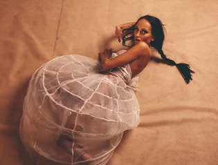 Wokalistka pokazała piersi w pełnym wydaniu. Stanik zsunął się z piersi! 