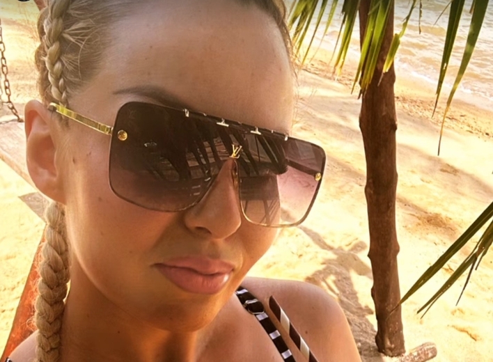 Na pierwszym planie głęboki dekolt! Gwiazda disco polo Paula Karpowicz wyleciała z narzeczonym na wymarzone wakacje!