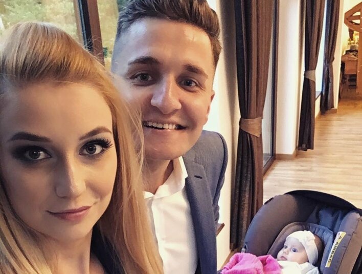 Gwiazda disco polo pokazał się z żoną i córką! Wokalista nie kryje radości! 