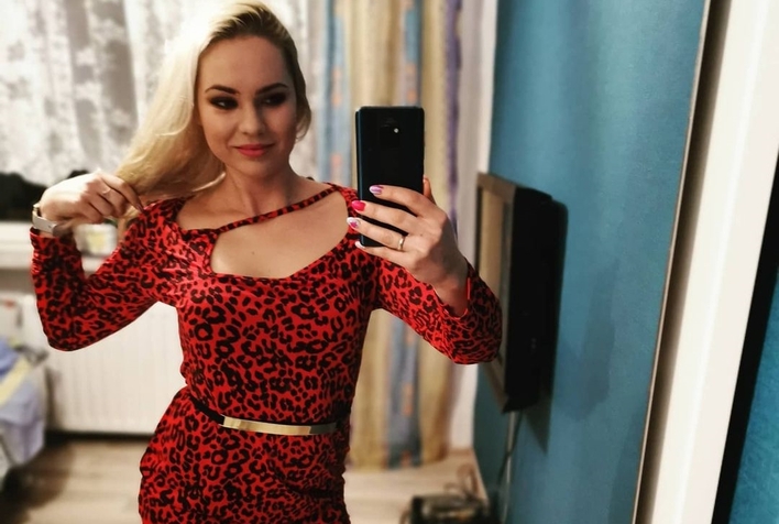 Gwiazda disco polo pozuje bez spodni! Wpadka, czy umyślne kuszenie? Widok jest oszałamiający! 