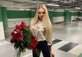 Głęboki dekolt i kuse majtki - wokalistka disco polo kusi w skąpym bikini! 