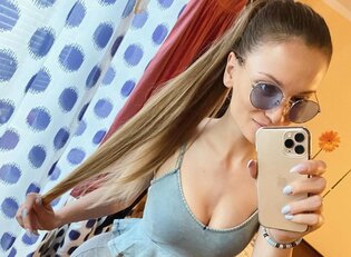 Gwiazda disco polo pozuje w stroju kąpielowym. Nie można oderwać wzroku.